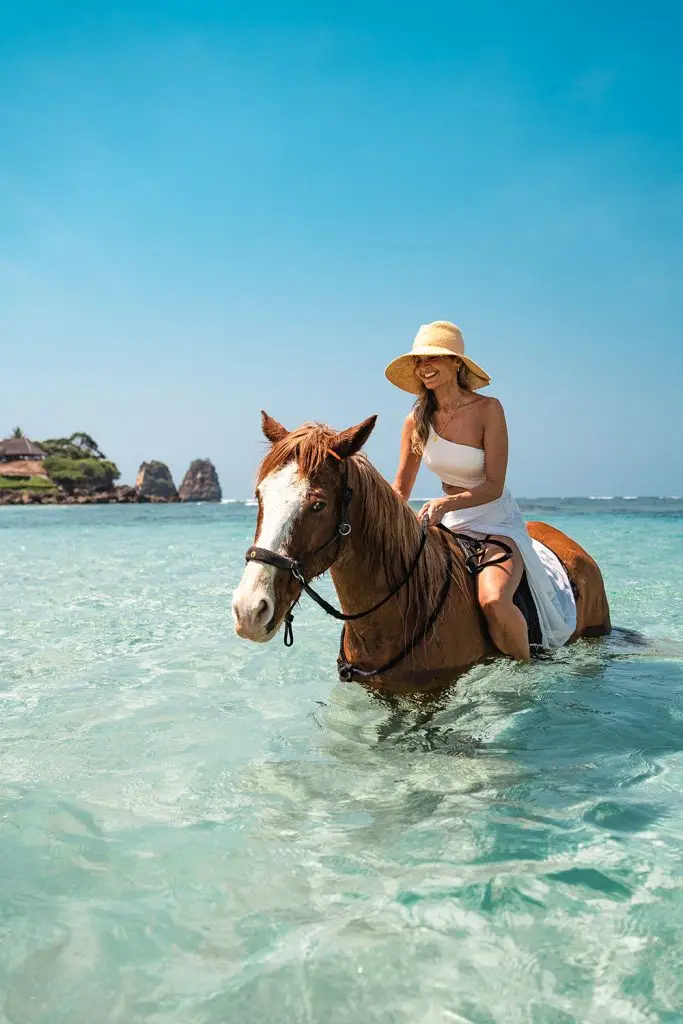 Coveñas hotel swimming with horses